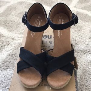 NWB Tom’s Strappy Wedges